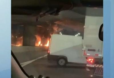 SP: Caminhão pega fogo e interdita pista da Marginal Tietê 