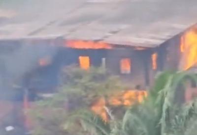 Incêndio destrói engenho de cachaça na Paraíba; veja vídeo