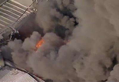Incêndio de grandes proporções atinge galpão em SP