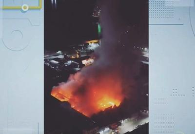 Incêndio de grandes proporções atinge galpão no Porto de Santos (SP)
