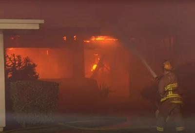 Incêndio florestal e ventos acima de 160 km/h ameaçam casas em Los Angeles