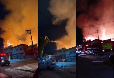 Incêndio atinge madeireira em Duque de Caxias, na Baixada Fluminense
