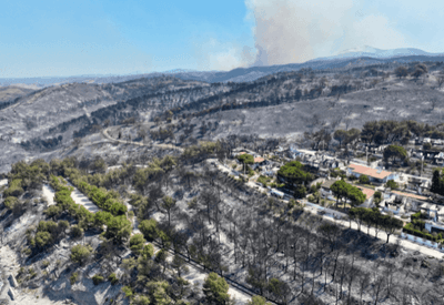 Incêndio na Turquia mata pelo menos uma pessoa e se espalha para área residencial