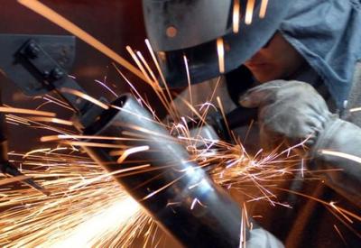 Produção industrial fica estagnada em junho, segundo o IBGE