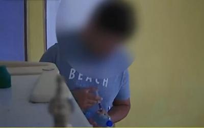 Homem é flagrado injetando veneno em garrafa de água da ex-mulher