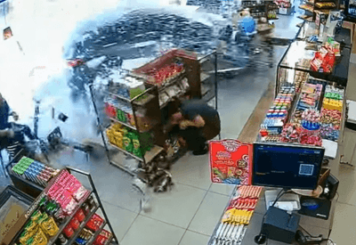 Carro invade loja de conveniência e deixa funcionária ferida em São Paulo 