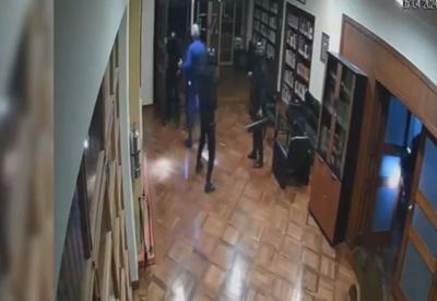 VÍDEO: veja momento em que a polícia do Equador invade embaixada mexicana