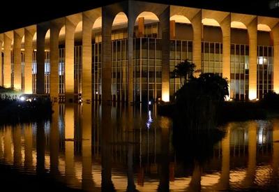 Governo Lula monitora possibilidade de Venezuela expulsar embaixador do Brasil