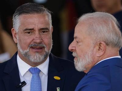 Lula critica sua comunicação e promete fazer mudanças no governo no próximo ano