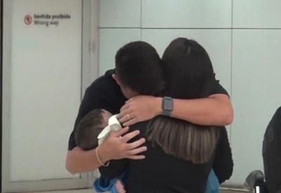 Três brasileiros que fugiram da guerra no Sudão chegam ao Brasil