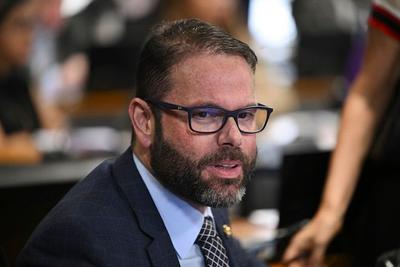 Relator no TSE vota para arquivar denúncia contra senador Jorge Seif; julgamento foi adiado 