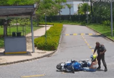 Juliette cai de moto avaliada em R$ 140 mil em "estreia" do presente de aniversário