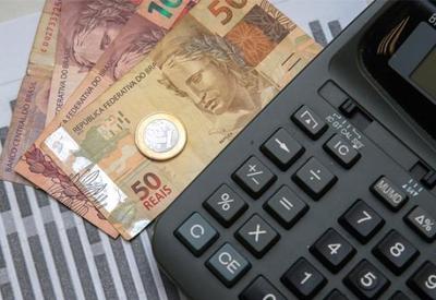 Juros do cartão de crédito rotativo chegam a 445% ao ano