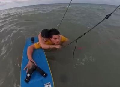 Kitesurfista registra momento em que salva adolescente de afogamento