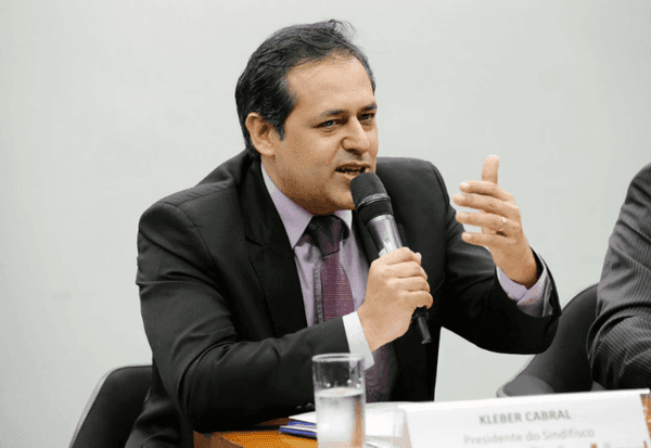 Imagem da notícia: PF intima presidente de associação de auditores da Receita Federal a depor