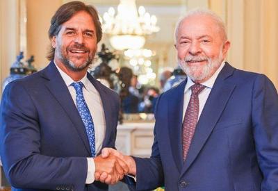 No Uruguai, Lula quer "fortalecer laços comerciais" com o país vizinho