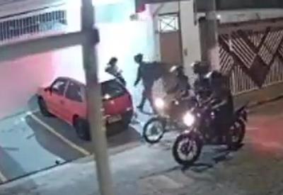 Vídeo: ladrões disfarçados de entregadores atiram e assaltam mulher em SP