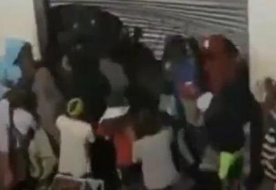 Dependentes químicos invadem e destroem lanchonete no Centro de São Paulo