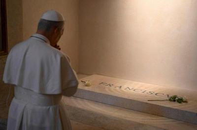 Papa Leão XIV visita túmulo de Francisco