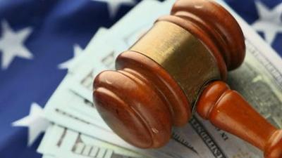 Com leilões do BC, dólar recua mais de 2% e fecha em R$6,12