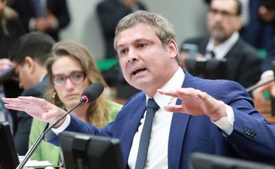Líder do PT quer impedir Eduardo Bolsonaro de assumir comissão de relações exteriores