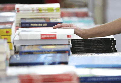 Mais brasileiros passaram a comprar livros em 2025, aponta levantamento