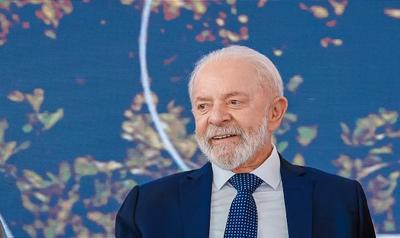 Lula segue "lúcido e caminhando", diz boletim médico 