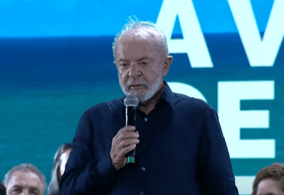  Lula diz que Brasil "não vai ficar de joelhos" e acusa Trump de mentir sobre país ser parceiro comercial horrível