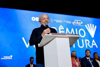 Lula dá entrada em hospital para procedimentos na mão e na cabeça