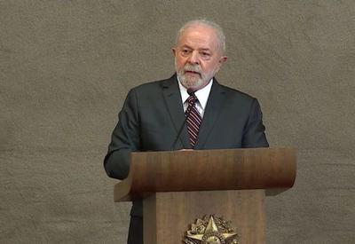 Em discurso emocionado, Lula diz que "diploma é reconquista da democracia"