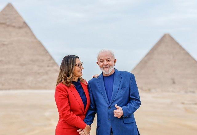 Lula e Janja de mãos dadas próximos às Pirâmides de Gizé (Ricardo Stuckert)