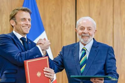 Lula discute Ucrânia com Macron e confirma viagem à França