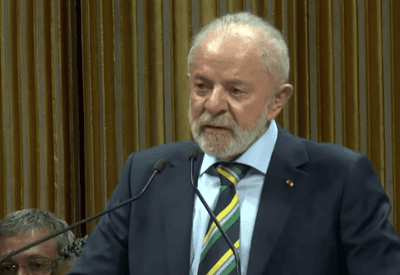 Lula critica Trump e Bolsonaro em Paris e cobra Congresso por regulação das redes sociais