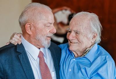 Lula lamenta morte de Mino Carta: "referência para o jornalismo brasileiro"