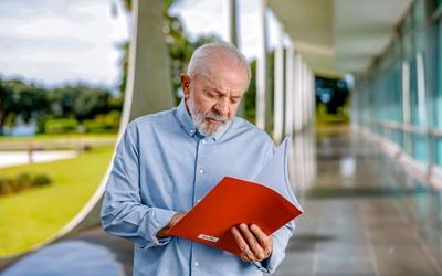 Lula participa de posse do presidente da OAB nesta segunda (17)