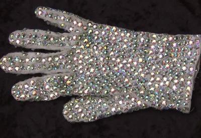 Luva icônica de Michael Jackson vai a leilão nos EUA com lance inicial de US$ 50 mil