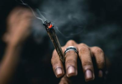 Uso de maconha entre meninas cresce  no Brasil, aponta estudo 