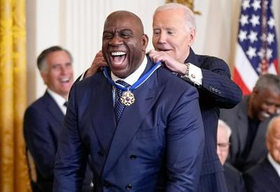 Joe Biden condecora Magic Johnson, Denzel Washington, Bono Vox e Hillary Clinton