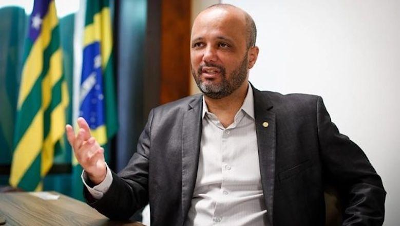 Vereador goiano defende bolsa-arma de R$ 5 mil para mulheres na “iminência de uma tragédia”