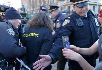 Polícia detém manifestantes durante protesto contra o ICE na Universidade Columbia, em Nova York