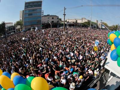 Marcha para Jesus reúne milhões de fiéis em São Paulo para caminhada e shows