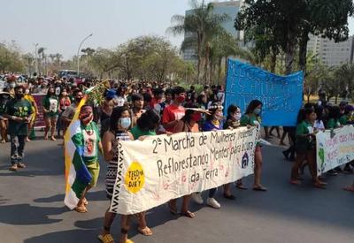Mulheres indígenas fazem marcha em Brasília pelo marco temporal