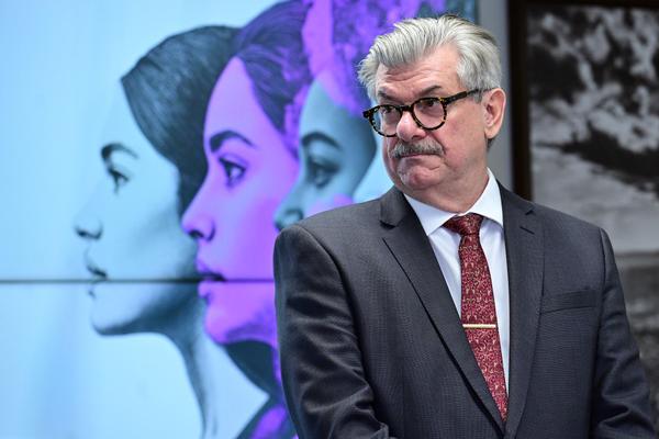 Imagem da notícia: Buzzi recebeu salário acima do teto em vários meses e vai manter R$ 44 mil mesmo afastado