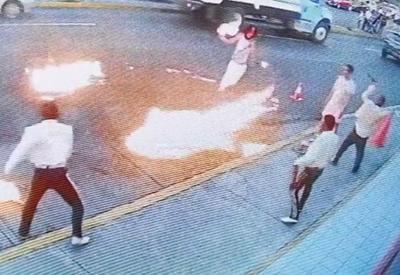 VÍDEO: Mariachis e “engolidor de fogo” brigam no meio da rua 
