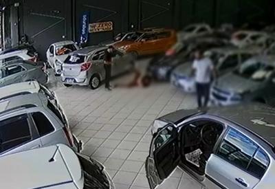 Homem é morto a tiros dentro de concessionária; crime pode ter motivação passional