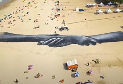 Praia de Copacabana ganha obra de arte com 1,5 km de extensão