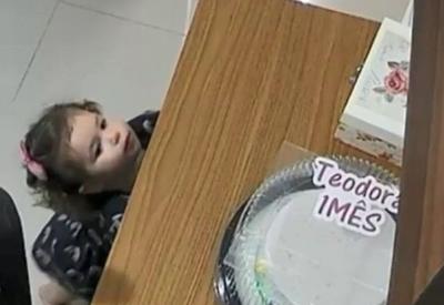 Flagra: Destemida, bebê de um ano pega bolo de "mesversário"