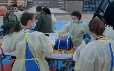 Veja momento em que menina resgatada em queda de helicóptero em SP chega ao hospital