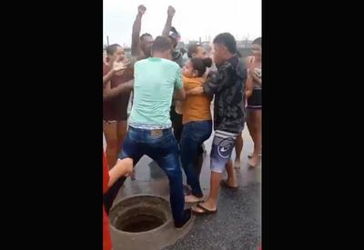 Vídeo:  carroceiro herói salva menina que caiu em bueiro em Alagoas