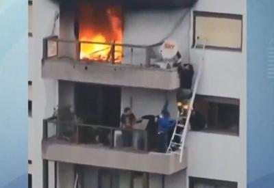 Menino é resgatado de apartamento em chamas, em Farroupilha (RS)
